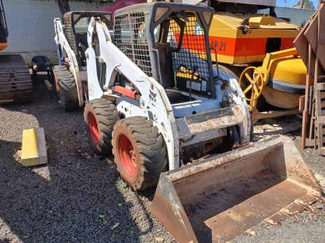 Mini-Carregadeira Bobcat S185 - R$140.000,00