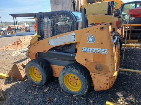 Mini-Carregadeira Case SR175 - R$150.000,00