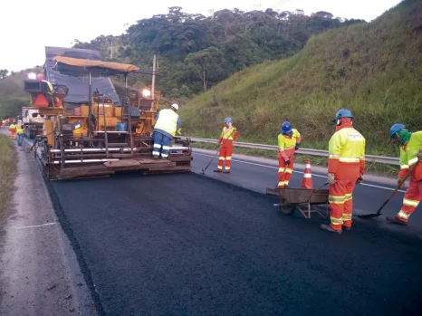 Consrcio Zopone/Estrutural executa obra na Autopista Rgis Bittencourt